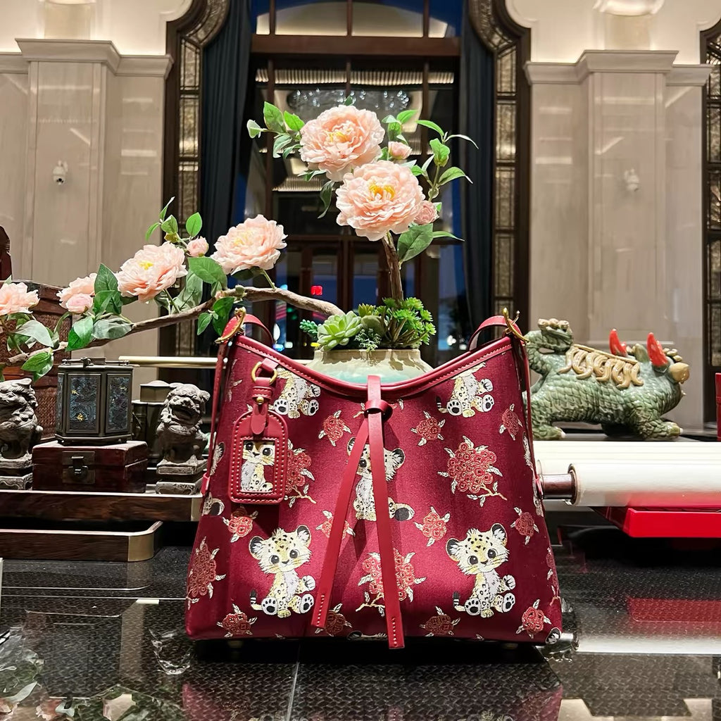 New Chinese-style intangible cultural heritage Songzhi silk braided bag for the lower part of the arm (female version)